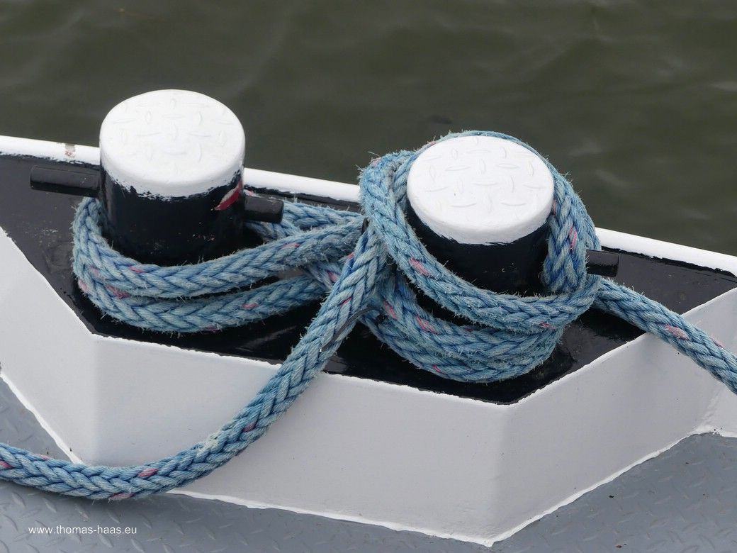 ...Poller und Festmacherleine!