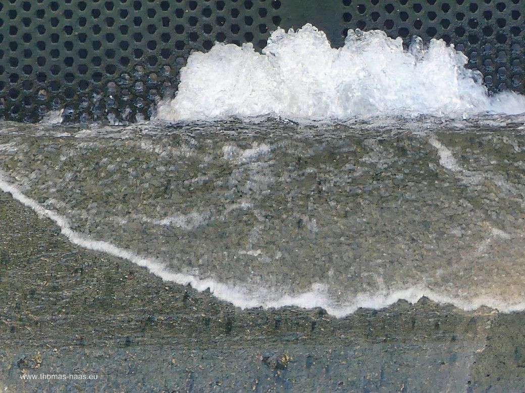 Das Wasser läuft in das Schleusenbecken ein. Volle Brennweite... Das Wasser läuft in das Schleusenbecken ein. Volle Brennweite...