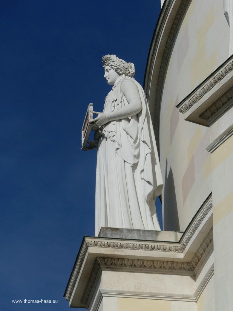 Statue als Symbol der Volksstämme und Regionen... Statue als Symbol der Volksstämme und Regionen...