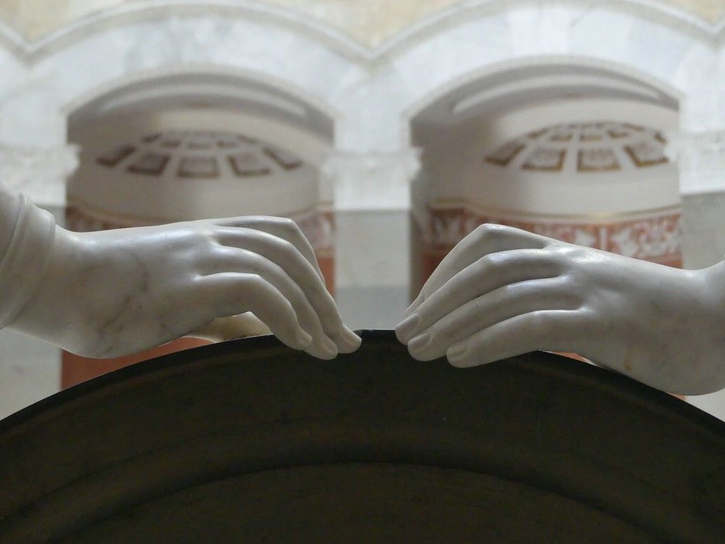 Siegesgöttinnen (Viktorien) - Hände und Schild Siegesgöttinnen (Viktorien) - Hände und Schild