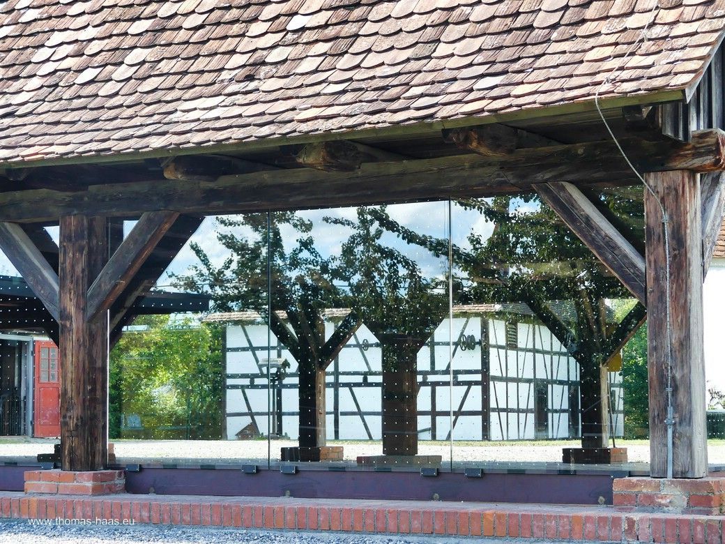 Spiegelungen in der neuen Glasfassade des Ziegelstadels von 1697 Spiegelungen in der neuen Glasfassade des Ziegelstadels von 1697