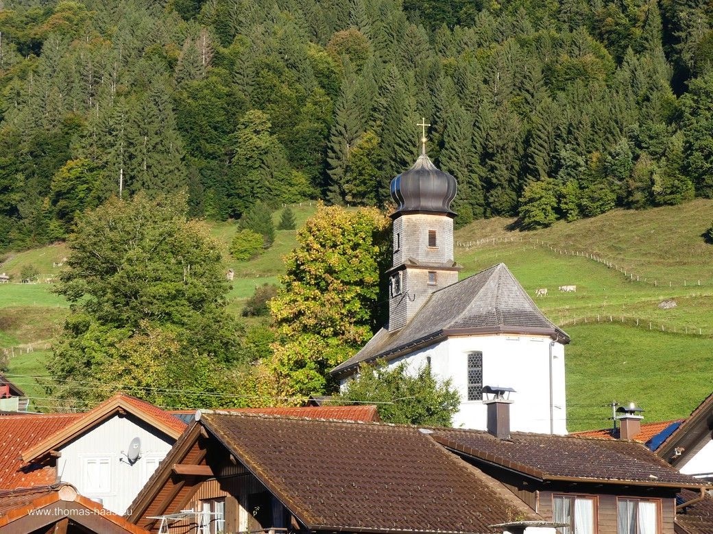 Vom Parkplatz geht der Weg durchs Dorf in Richtung der Kirche... Vom Parkplatz geht der Weg durchs Dorf in Richtung der Kirche...