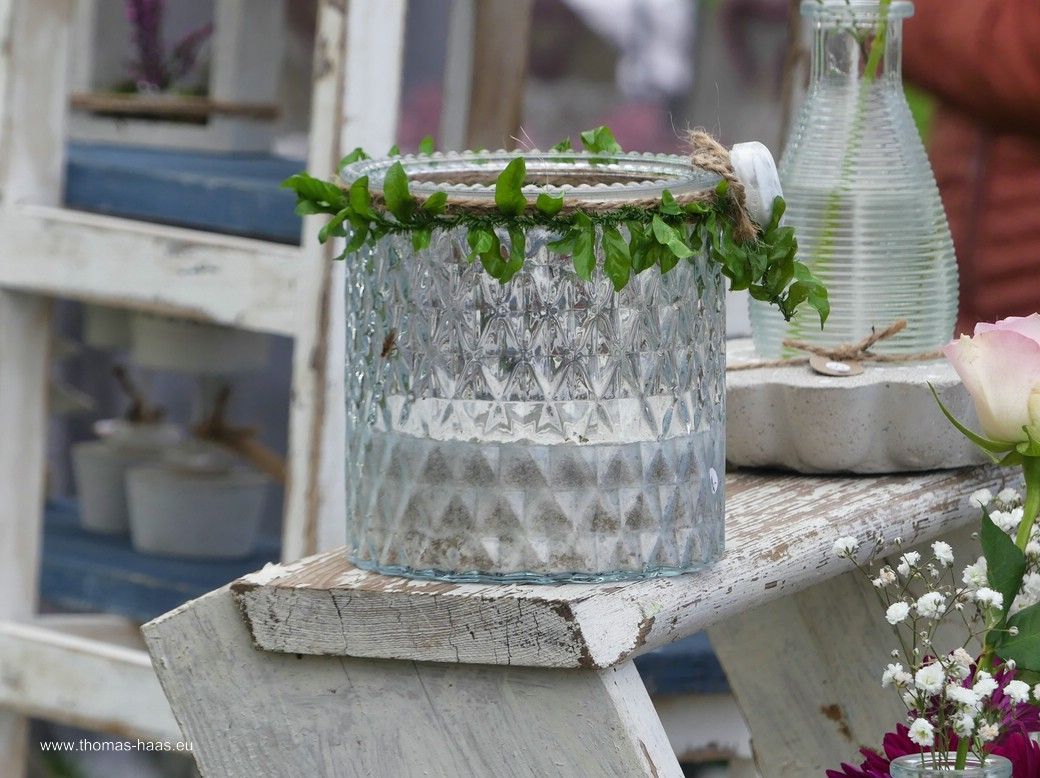 Tischdekoration auf dem Gartenflohmarkt, Jungviehweide Illertissen, 2025 Tischdekoration auf dem Gartenflohmarkt, Jungviehweide Illertissen, 2025