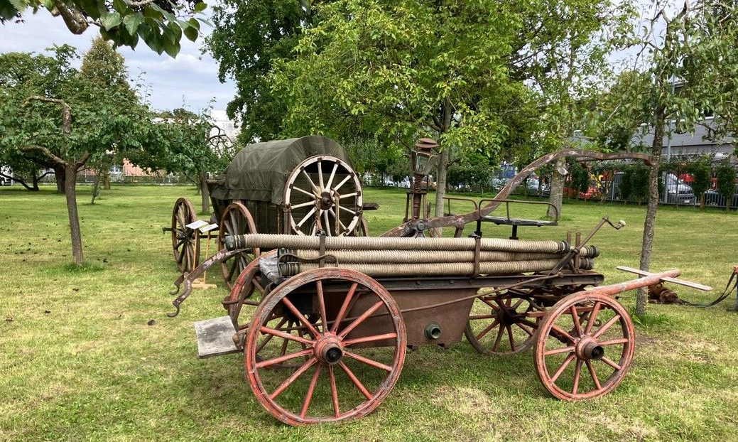 Idylle auf der Streuobstwiese - altes Löschgerät vor dem Magirus Iveco-Museum in Neu-Ulm - © by Dieter Reindl Idylle auf der Streuobstwiese - altes Löschgerät vor dem Magirus Iveco-Museum in Neu-Ulm - © by Dieter Reindl