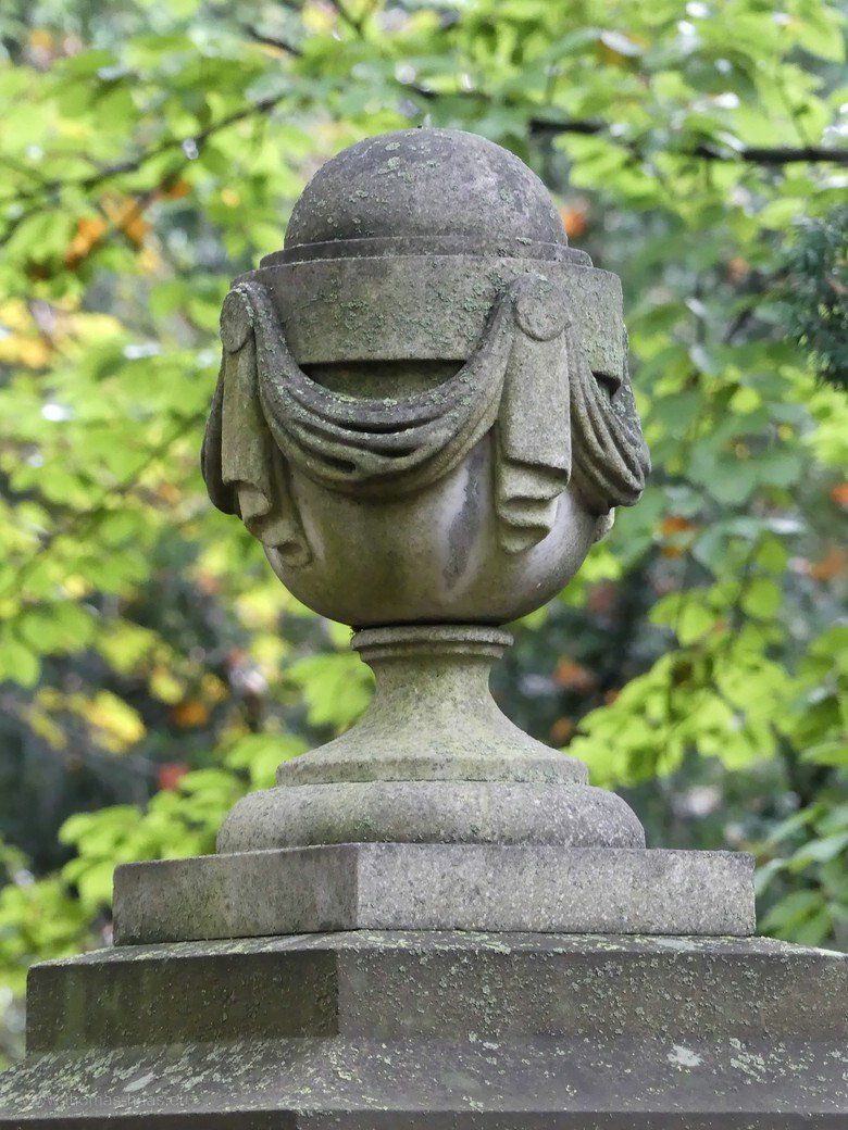 Alter Friedhof, Ulm, Zierurne... Alter Friedhof, Ulm, Zierurne...