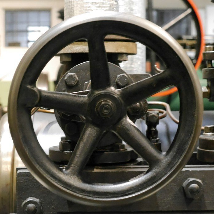Handrad an einer Dampfmaschine...