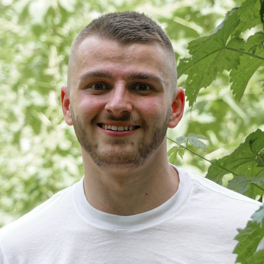 Im Hopfengarten, Hallertau, 2021 Lucas M. im Hopfengarten, 2021