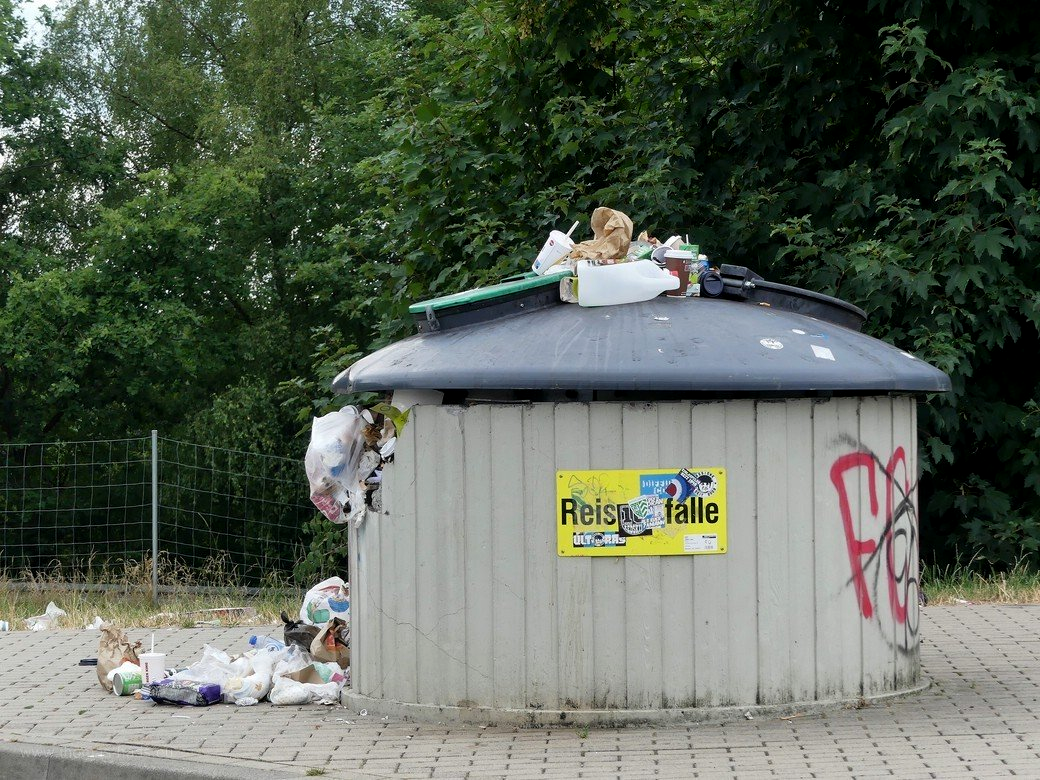 Müllbehälter überfüllt, Rastplatz A7, 2022