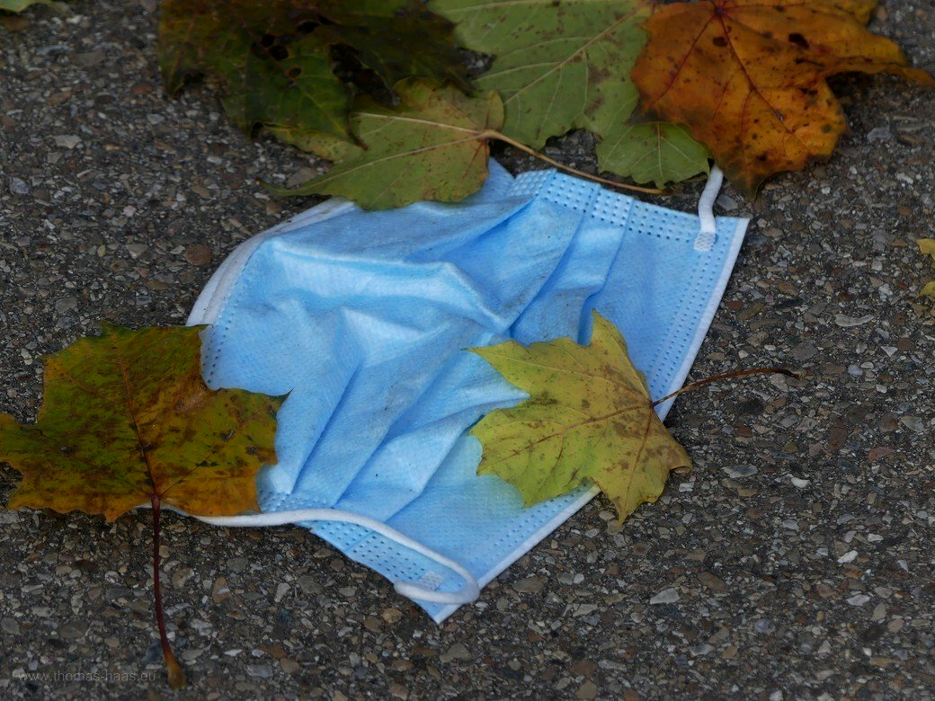 Laub und Masken fallen, ein Gehweg im Herbst 2022 Laub und Masken fallen, Herbst 2022