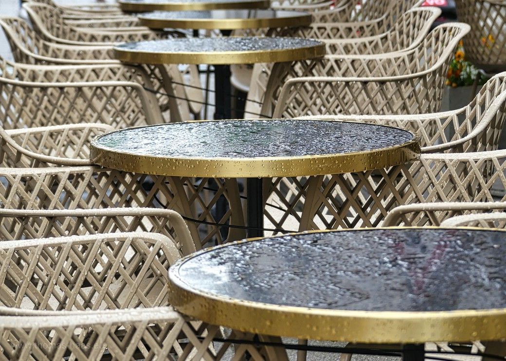 Die Tische eines Ulmer Cafés im Regen, 2023