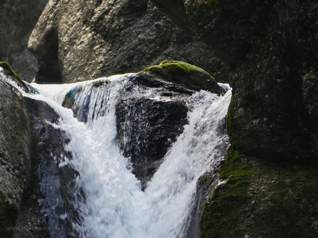 Der untere Fall der Buchenegger Wasserfälle, Oktober 2023 Buchenegger Wasserfälle, unterer Fall, Oktober 2023, Detailaufnahme.