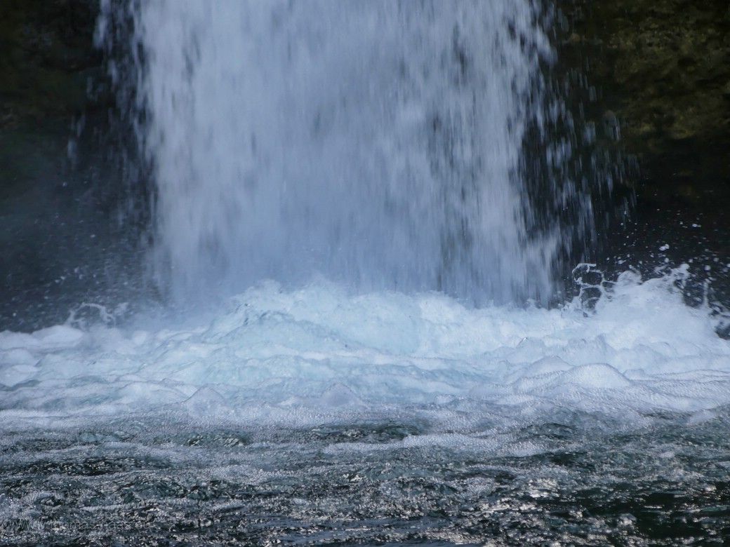 Der Pool am Buchenegger Wasserfall, Herbst 2023 Im Pool des Wasserfalls schäumt und sprudelt es mächtig! Buchenegger Wasserfall, Herbst 2023