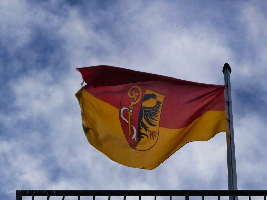 Die Landkreisfahne BC auf dem Bussen, 2023 Die Landkreisfahne von Biberach auf dem Bussen, 2023