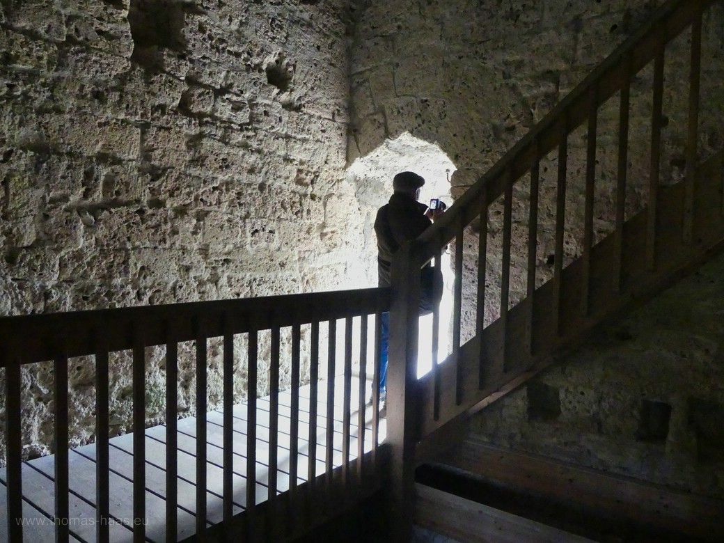 Der Burgfried auf dem Bussen, mit Besucher, Innenraum, 2023 Besucher im Treppenhaus des Burgfrieds, 2023