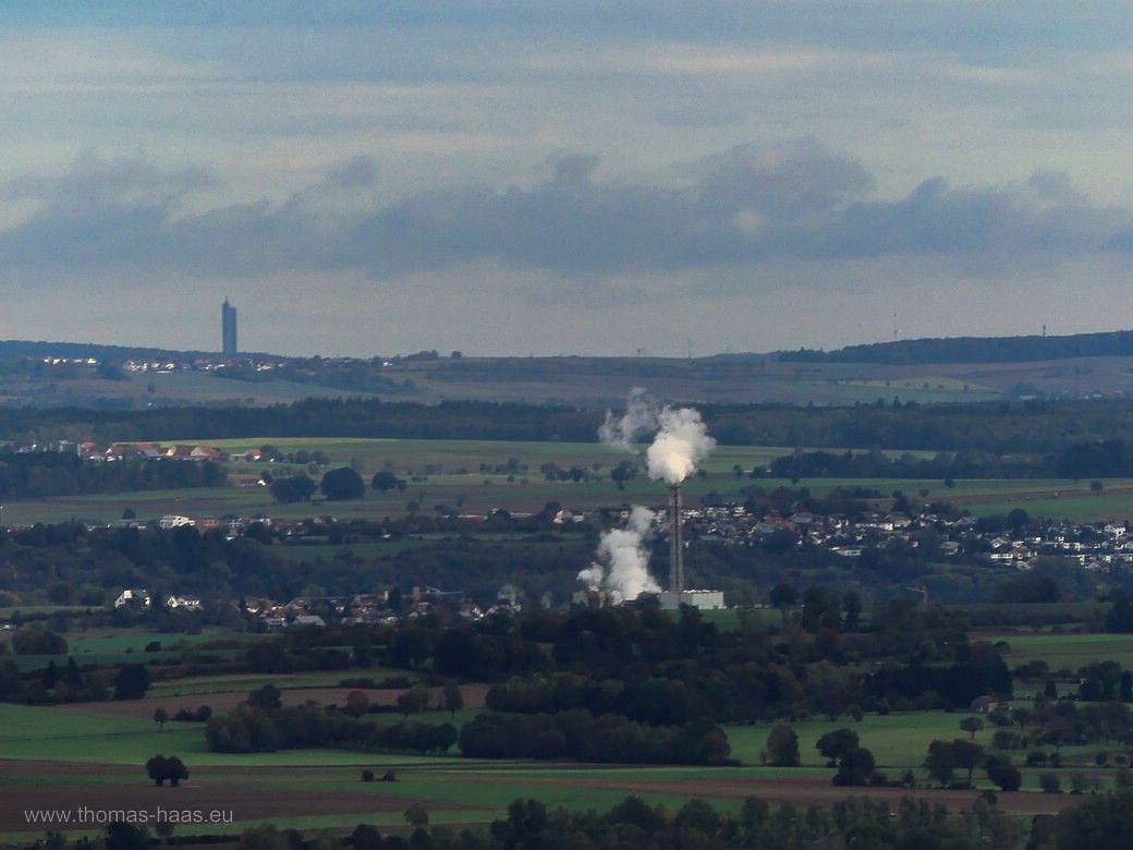 Der Blick geht über Ehingen bis nach Ulm - vom Bussen, 2023 Weitblick: Über den dampfenden Kamin der Papierfabrik in Ehingen geht der Blick auf die Höhen von Ulm, und das Mehl-Silo der Schapfen Mühle, 2023
