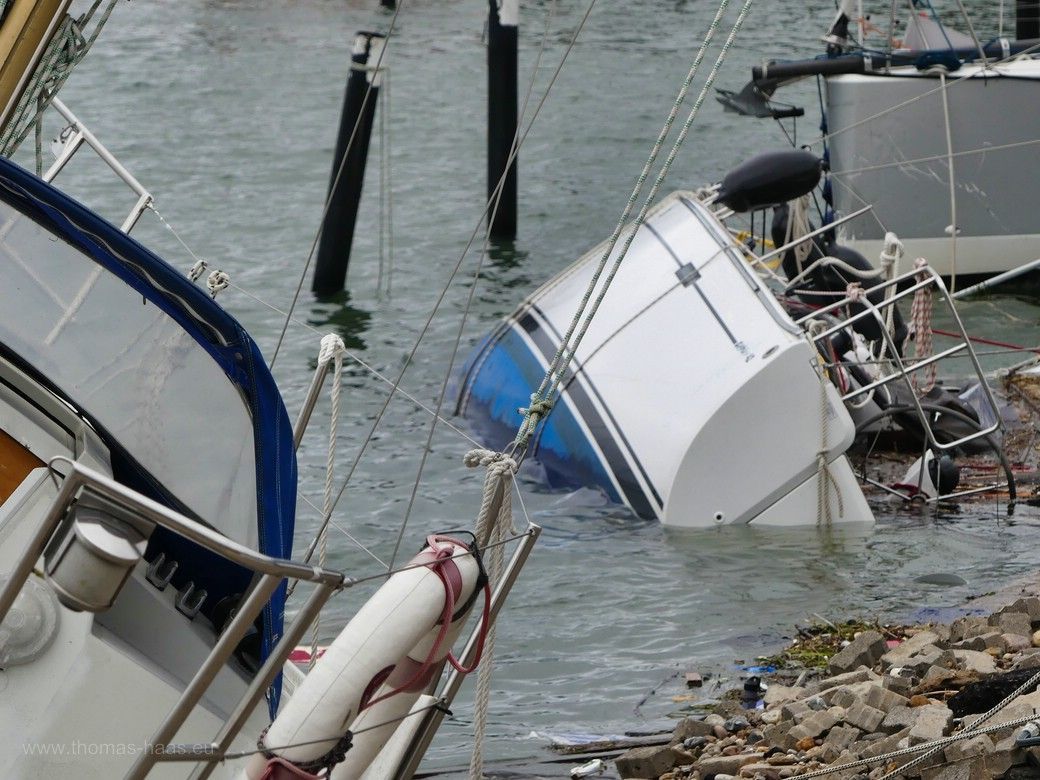 Totalschaden, da ist nichts mehr zu retten. Yachten in Damp, 2023 Totalschaden, gesunkene Yachten, Damp, 2023