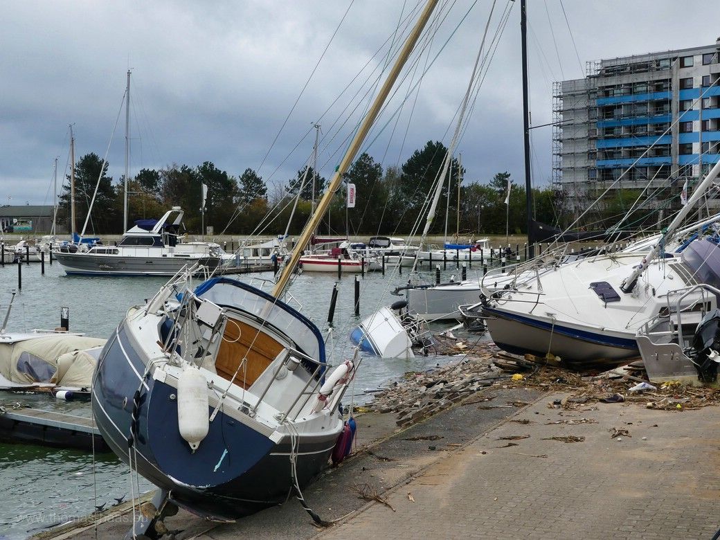 Zerstörte Yachten im Hafen Damp, 2023 Damp nach der Flut, das Geschäft in der Ostsee-Residenz hatte geöffnet!