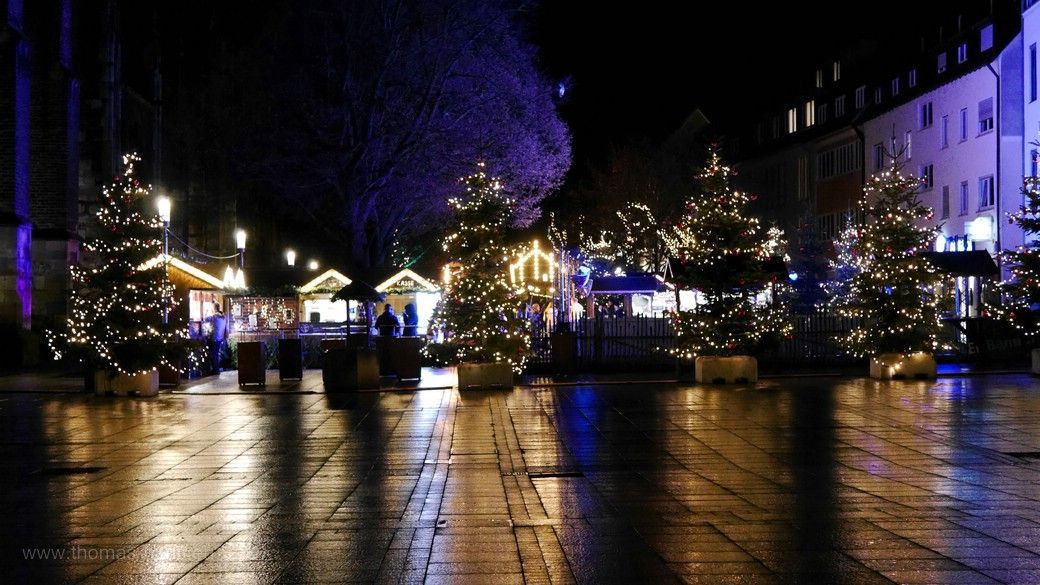 Weihnachtlicher Glanz am Südlichen Münsterpaltz in Ulm, 2023 Der weihnachtliche Südliche Münsterplatz in Ulm, 2023 - Weihnachtsbäume, Lichterglanz, Budenzauber...