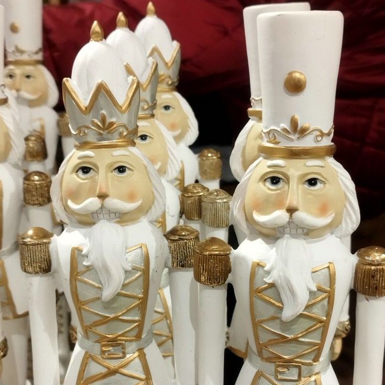 Die Nußknacker zeigen, Weihnachten ist nahe... Die Nußknacker-Armee steht bereit - Weihnachtszeit...