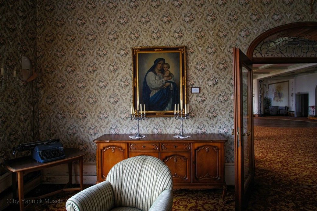 Schreibmaschine ind er Ecke - Home-Office... - Waldlust 2023 © by Yannick Musch „Home-Office