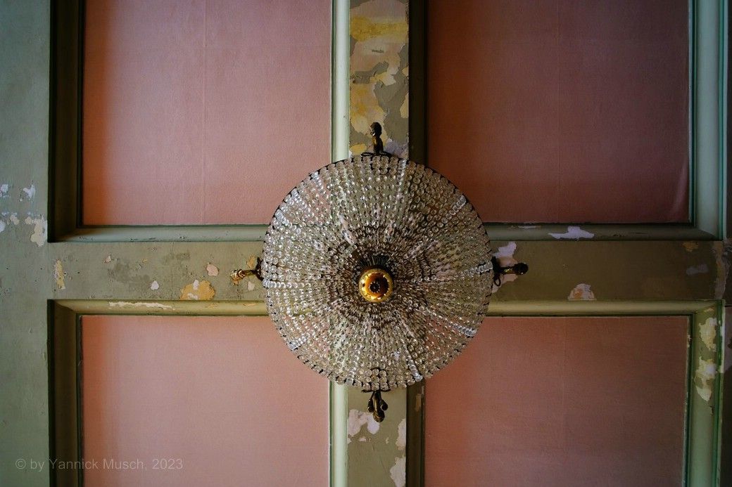 Ein Hotel als Lost Place, Leuchter...