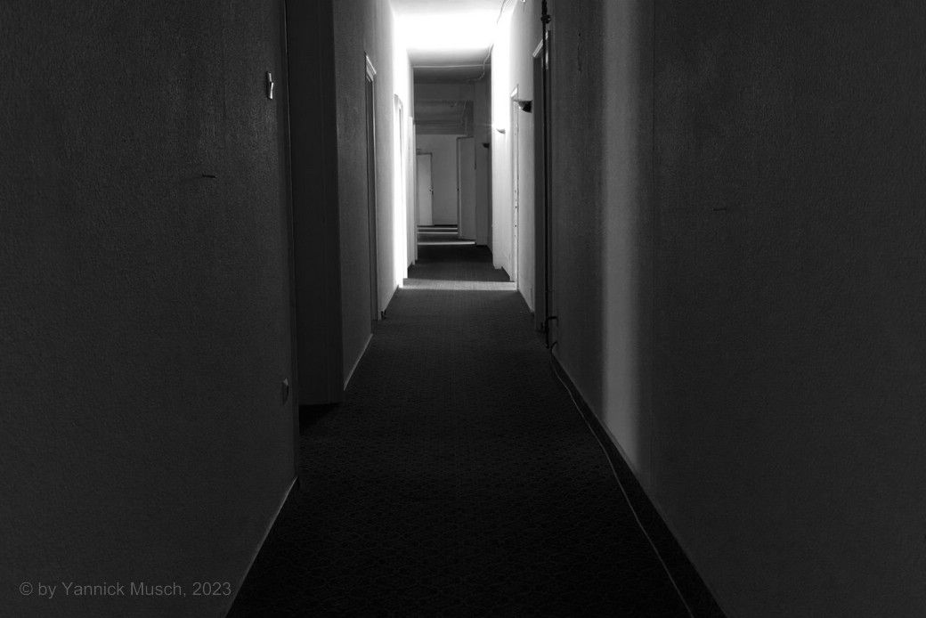 DEr lange Hotelflüe, Lost Place, Waldlust, Freudenstadt - © by Yannick Musch, 2023 Hotelflur in der Waldlust - Lost Place, © by Yannick Musch, 2023