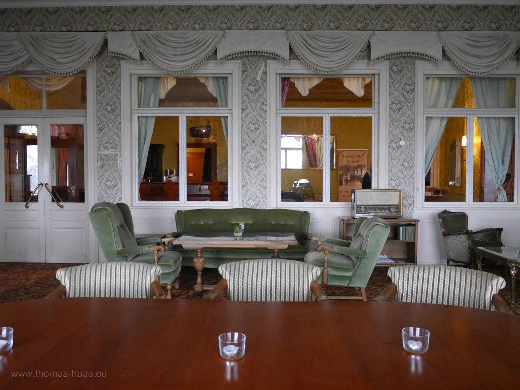 Blick durch die Trennwand in diverse Räumlichkeiten, Waldlust, 2023 Durchblick - die öffentlichen Räume der Waldlust, 2023