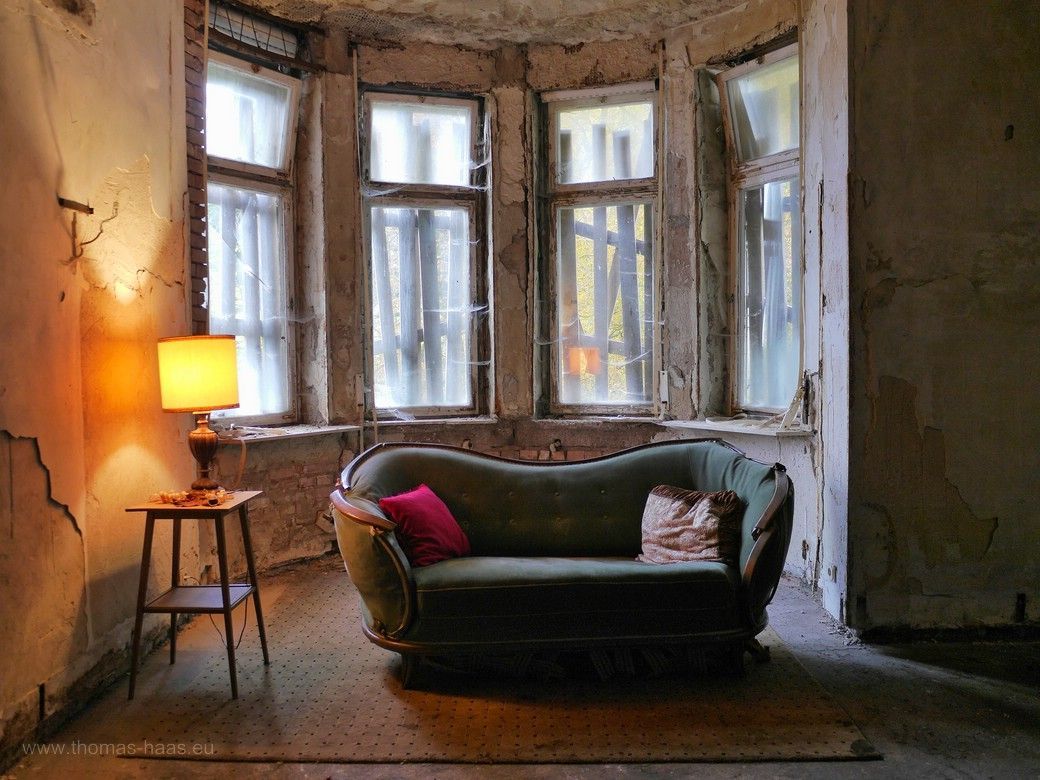 Erker, Salon in der Waldlust, November 2023 Salon im Erdgeschoss des Denkmals Waldlust, Sofa, Tischchen, Leuchter - Lost Place in Perfektion... November 2023