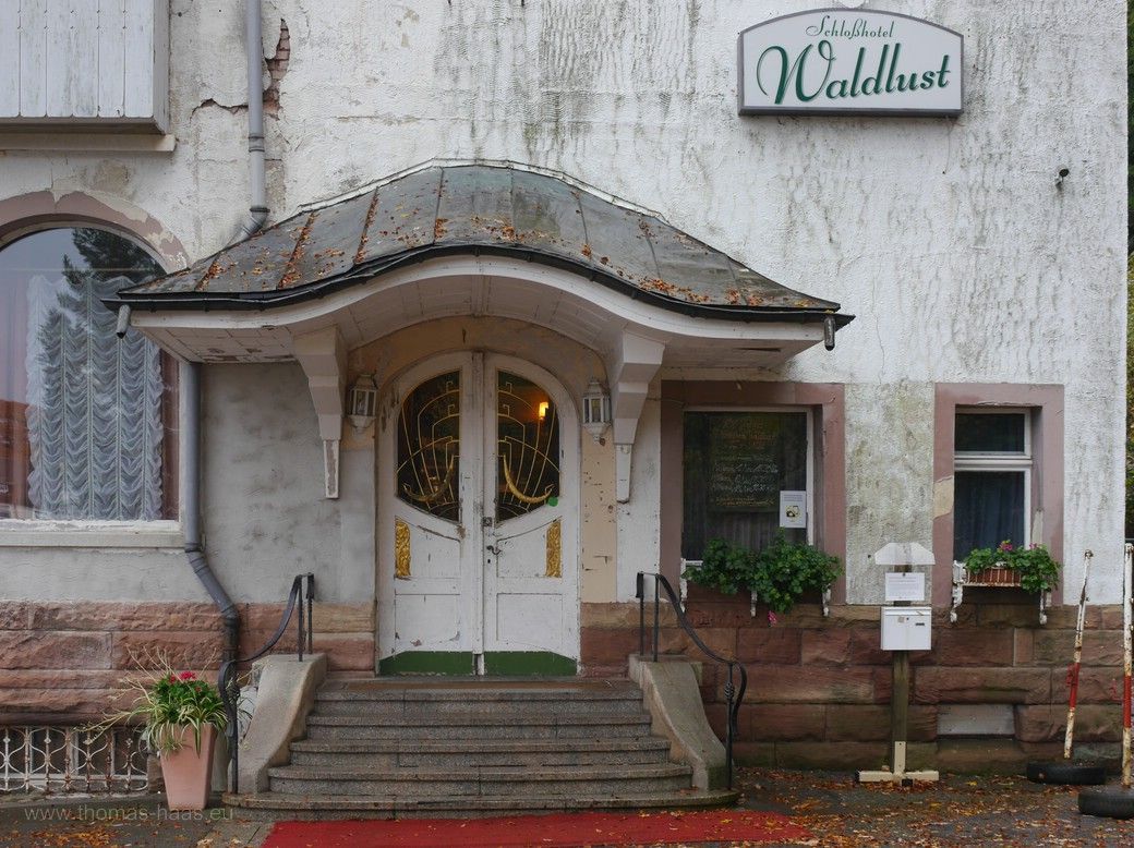 Eingangsbereich in die Waldlust, Zustand November 2023 Haupteingang in das „Schlosshotel Waldlust“, dem heutigen Kulturdenkmal. November 2023