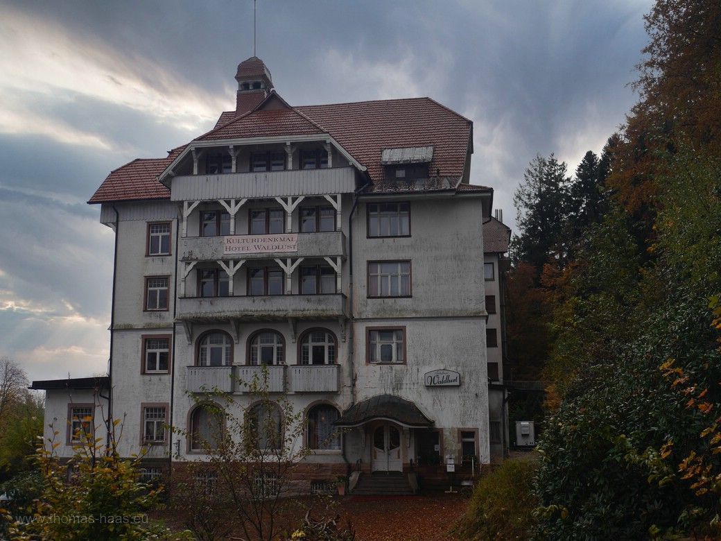Kulturdenkmal Hotel Waldlust, Freudenstadt, eingangsseitig, frontal mit Nachbearbeitung, November 2023