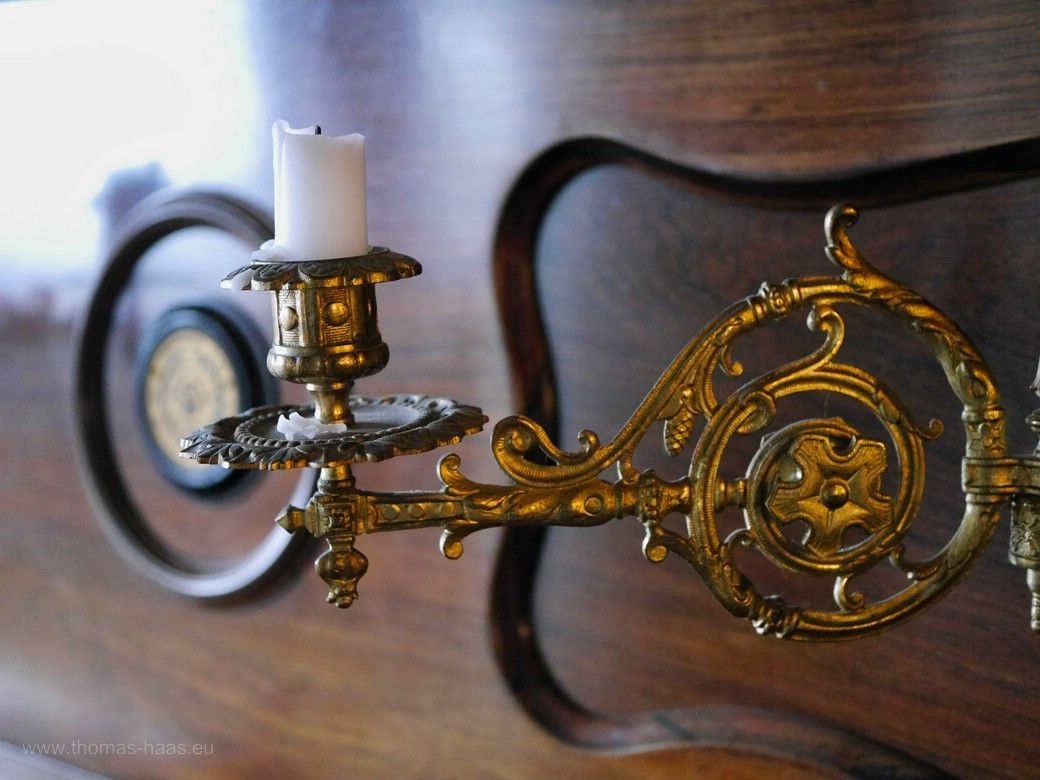 Kerzenleuchter uaf Schwenkarm, Detail am Klavier, Waldlust, 2023 Leuchter, Detail am Klavier in der Halle, Waldlust, 2023