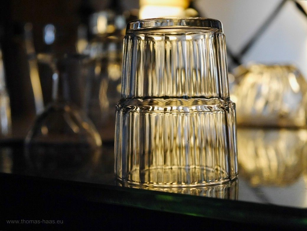 Glas auf einem Regal an der Bar, indirekt beleuchtet, Waldlust, 2023