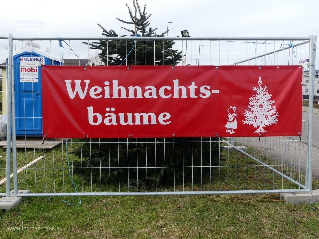 Es ist wieder so weit, Weihnachtsbäume überall... Es ist wieder so weit, Weihnachtsbäume überall...