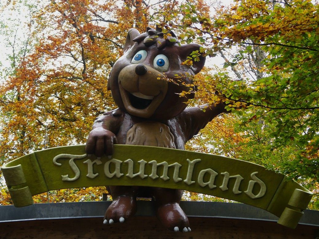 Karden, freigestellt, 2024 Traumland auf der Bärenhöhle, Eingang