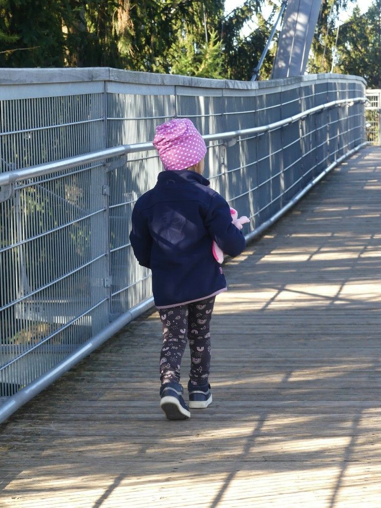 Kleine Besucherin im Skywalk, 2024 Kleine Besucherin im Skywalk, 2024