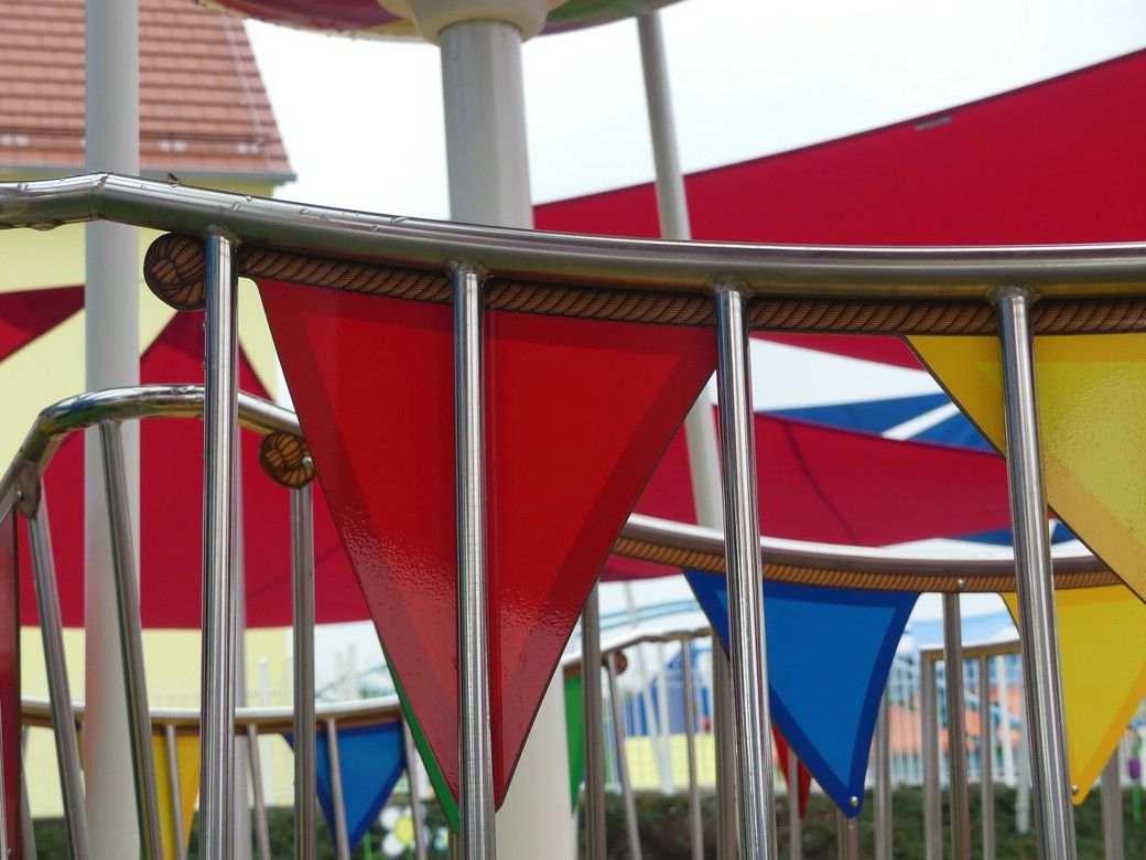 Altes Fahrrad der Marke Triumph, 2024 Farbenfrohe Dekoration...