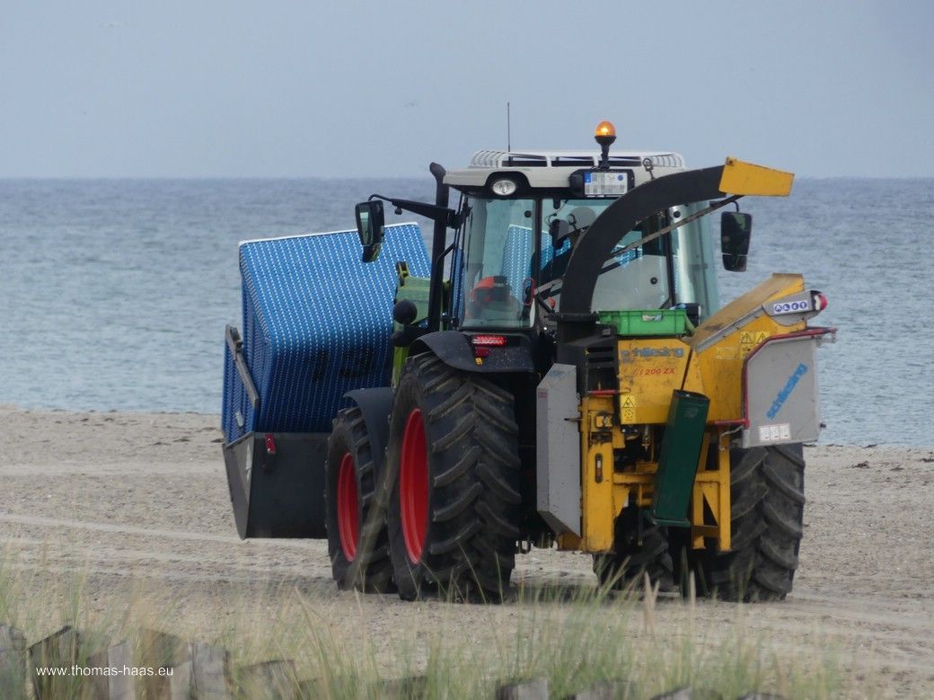Strandkorb-Paare beim Abtransport ins Winterlager... Damp, Oktober 2025 Strandkorb-Paare beim Abtransport ins Winterlager... Damp, Oktober 2025