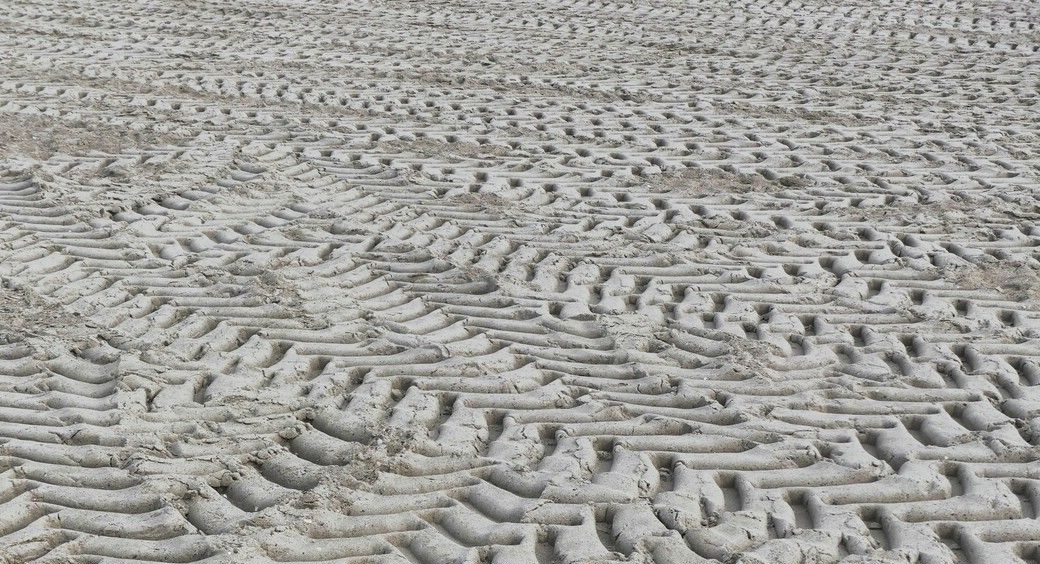 Die schweren Traktoren hinterlassen Spuren und Strukturen im feinen Ostseesand am Strand von Damp. Die schweren Traktoren hinterlassen Spuren und Strukturen im feinen Ostseesand am Strand von Damp.