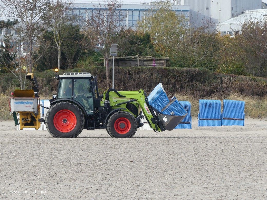 Strandkorb-Paare beim Abtransport ins Winterlager... Damp, Oktober 2025 Strandkorb-Paare beim Abtransport ins Winterlager... Damp, Oktober 2025