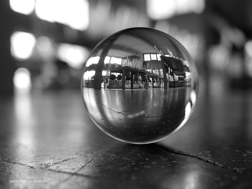 In der Mensa der ehemaligen HfG in Ulm, Oktober 2025 - ein Kugelbild - die Bearbeitung, schwarz/weiß und mit der gedrehten, also richtig stehenden Spiegelung.