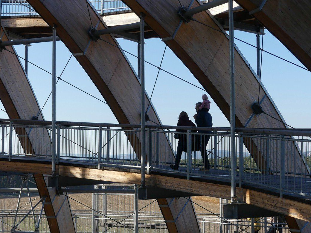 Familie in der Erlebnisholzkugel, 2021 Eine kleine Famlie auf dem Weg nach oben...