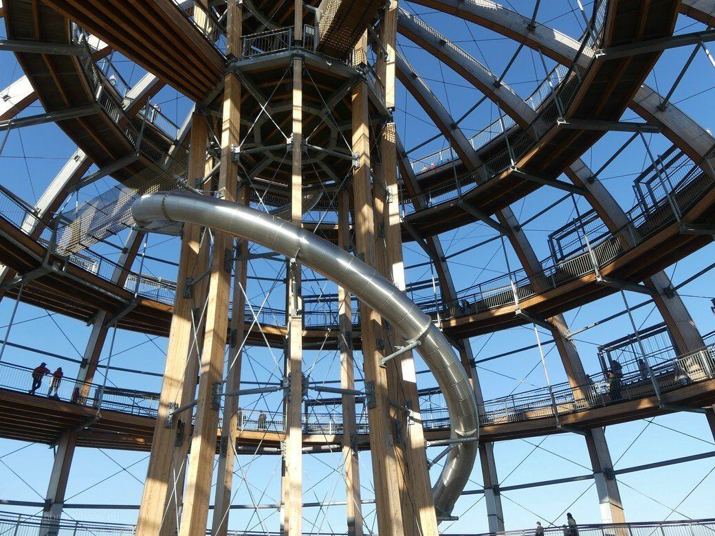 Konstruktion - die weltweit größte Erlebnisholzkugel, 2021 Konstruktion - die weltweit größte Erlebnisholzkugel, 2021