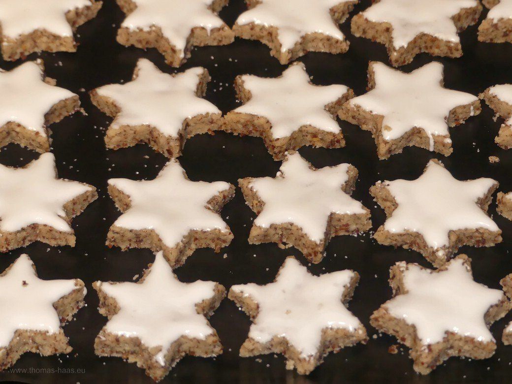 Zimtsterne auf dem Backblech... Sternenhimmel...