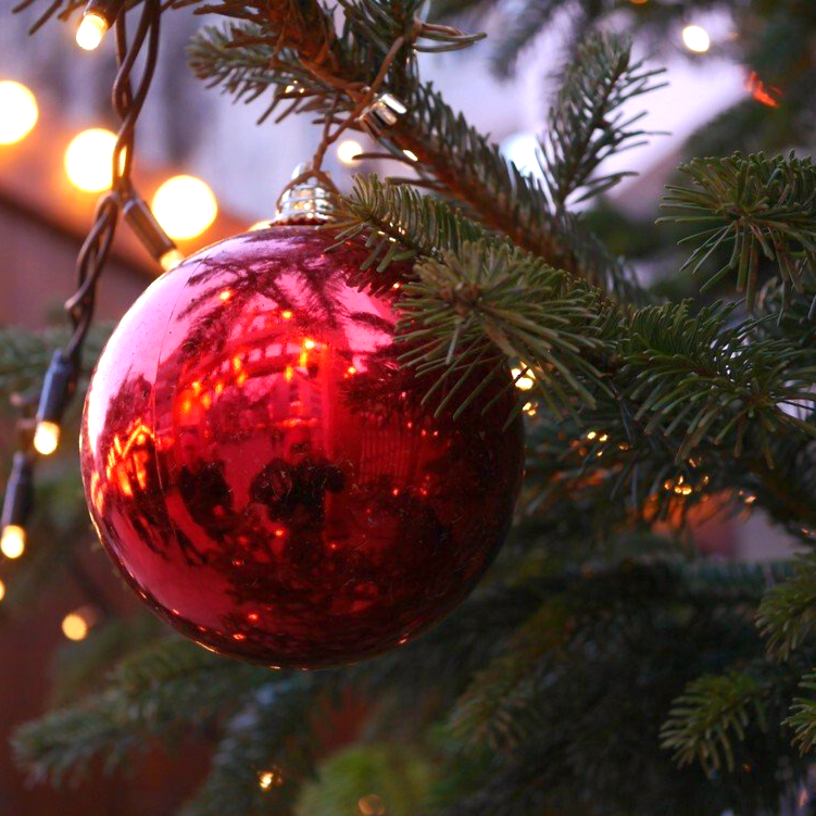 Christbaumkugel auf dem Weihnachtsmarkt Ulm, Symbolbild Christbaumkugel auf dem Weihnachtsmarkt Ulm, Symbolbild