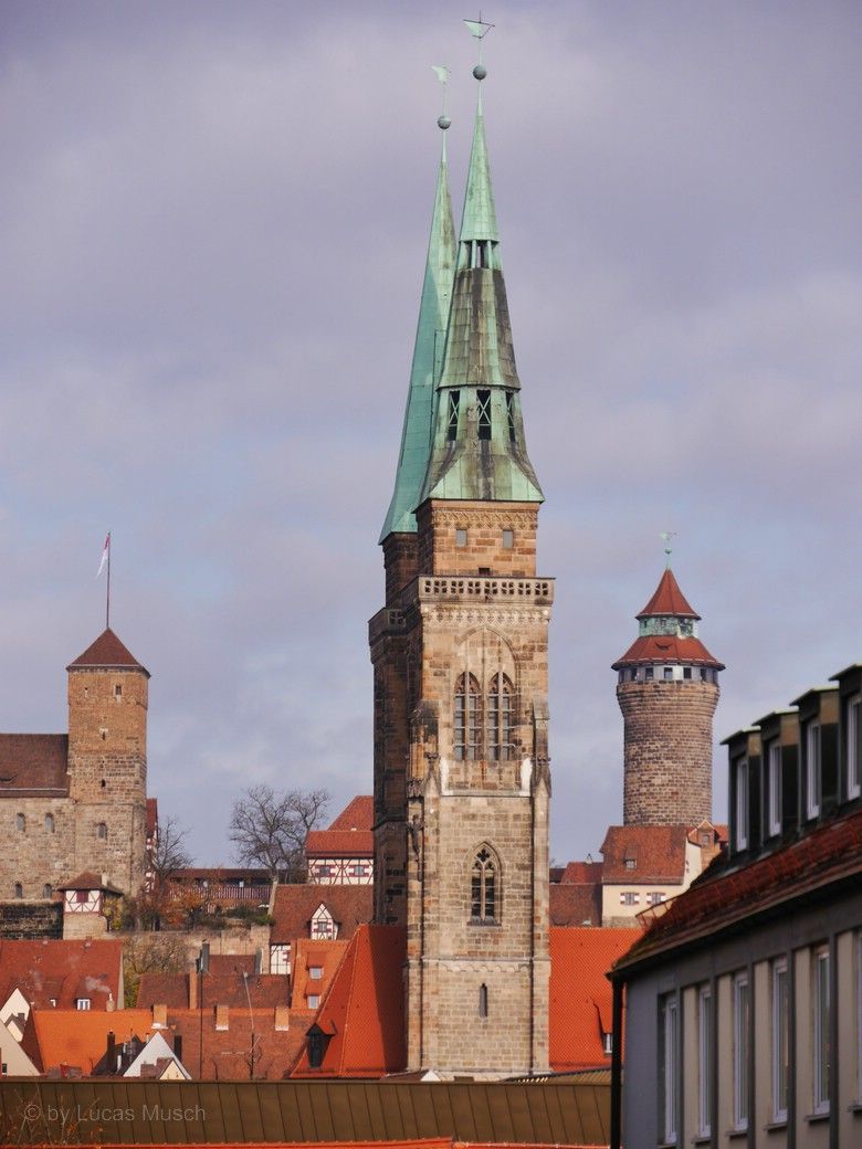 St. Sebald und die Nürnberger Burg, © by Lucas M., 2023 Die Türme von St. Sebald und der Blick zur Burg, © by Lucas M., 2023