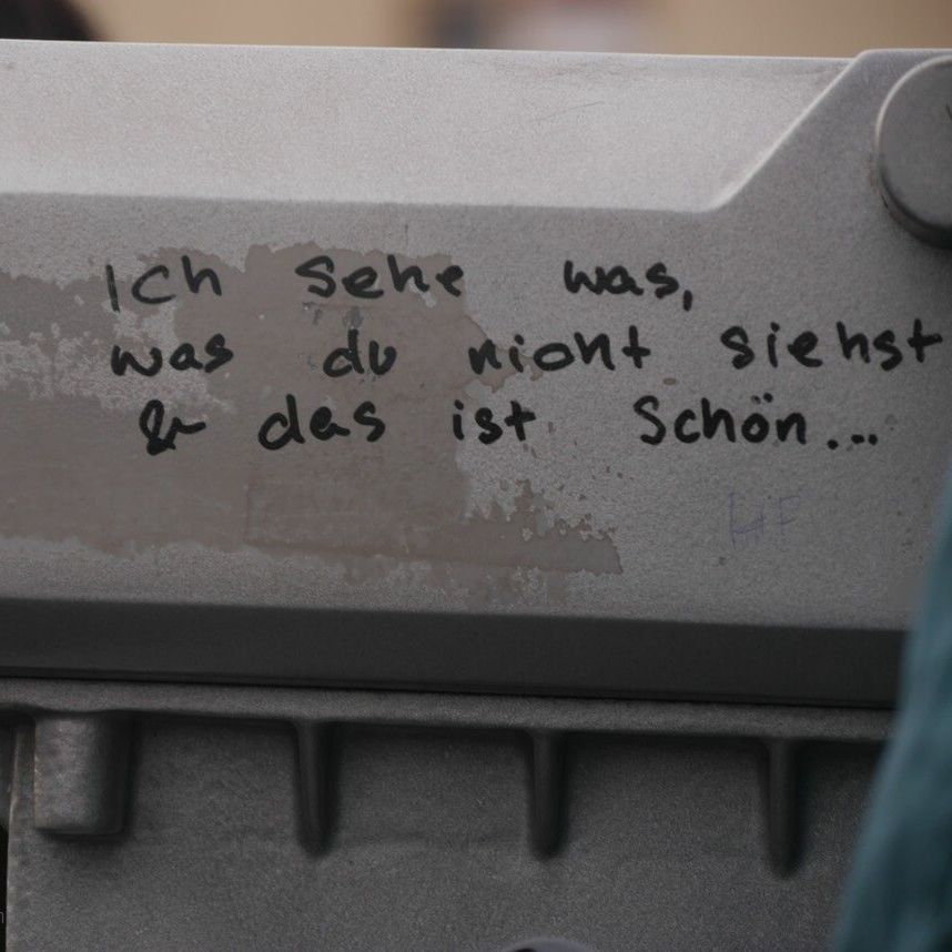 Detail, Filzschreiber auf Geländer