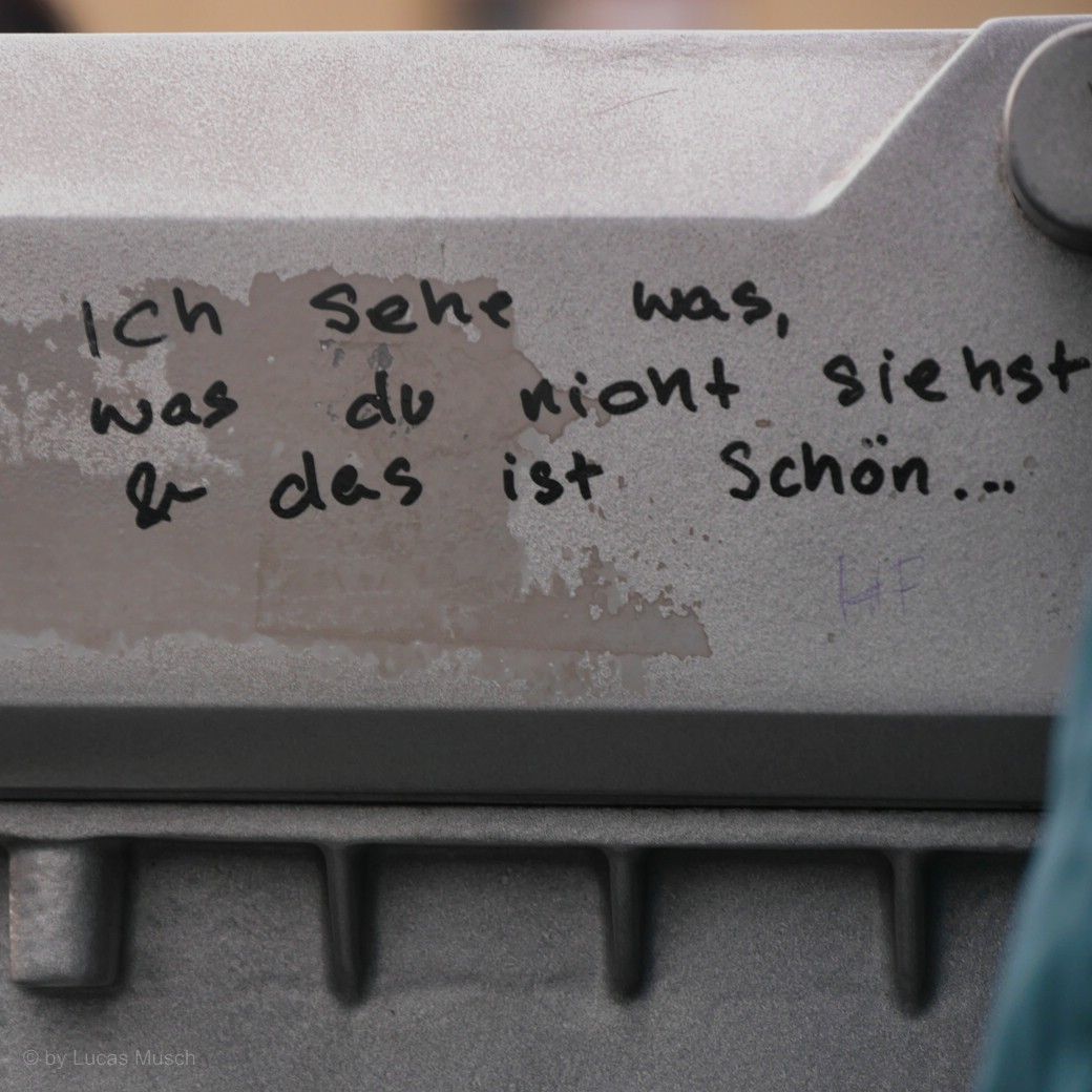 Handschrift mit Faserschreiber auf Metall, Brückengeländer, © by Lucas Musch, 2023