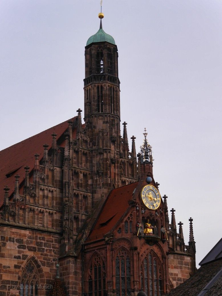 Hauptmarkt Nürnberg, Fassade der Frauenkirche, Herbst 2023, © by Lucas M. Die Frauenkirche am Nürnberger Hauptmarkt, © by Lucas M., 2023