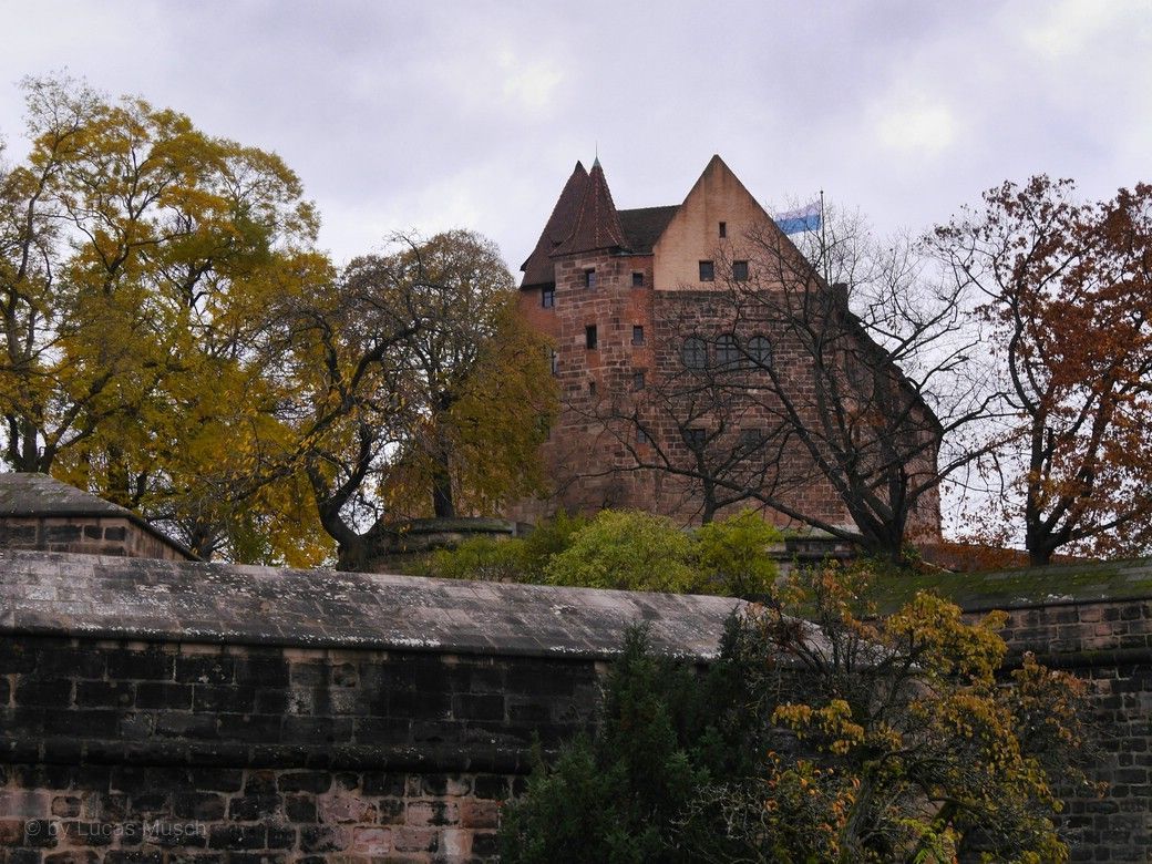 Der Blick hinauf zur Burg, Nürnberg, Lucas M. Der Blick aus der Altstadt hinauf zur Burg, Nürnberg, 2023 © by Lucas M.