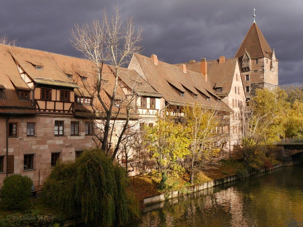 Dunkler Himmel über Nürnberg, Lucas M. Nürnberg, Altstadt vor dunklem Himmel, © by Lucas M., 2023
